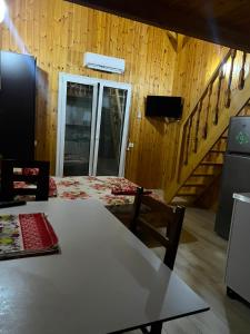 ein Zimmer mit einem Tisch und ein Zimmer mit einer Treppe in der Unterkunft Kalaj in Tale