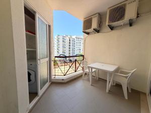 a small apartment with a table and a balcony at Edificio Nau in Armação de Pêra