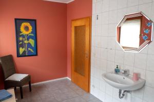 a bathroom with a sink and a mirror at Ferienwohnung Weißburgunder in Klüsserath