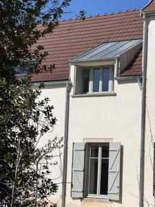 a white house with two windows and a roof at Le Refuge des Clavendiers in Nuits-Saint-Georges