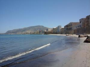 a view of a beach with buildings and the water at Casa Poeta in Trapani