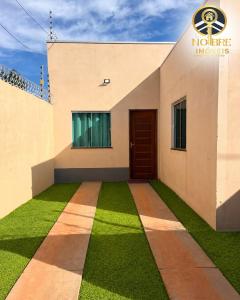 a house with a green lawn in front of it at Casa completa com 2 quartos no Bairro Alvorada in Santarém
