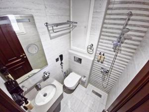 a small bathroom with a toilet and a sink at فندق جادة أجياد Jada Ajyad Hotel in Ajyad