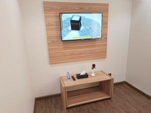 a room with a table with a tv on a wall at فندق جادة أجياد Jada Ajyad Hotel in Ajyad +11 photos