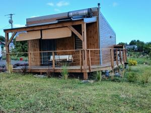 a dog house with a roof on a field at La cabane au millieu du jardin in Saint-Louis