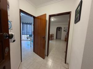 a hallway with a door leading to a dining room at Edificio Nau in Armação de Pêra