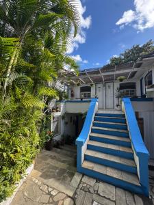 a set of stairs leading up to a house at Luah Buziana in Búzios