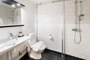 Koupelna v ubytování SPiS Hotell Naran