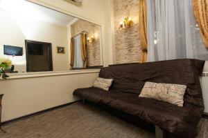 a living room with a brown couch and a mirror at U Igorya Holiday Park in Alushta