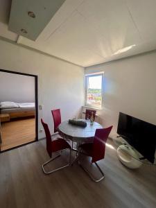 a room with a table and chairs and a bed at Ferienwohnung im Herzen Backnangs - 2 Zimmer in Backnang