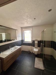 a bathroom with a tub and a toilet and a sink at Ferienwohnung im Herzen Backnangs - 2 Zimmer in Backnang