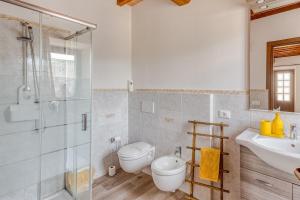 a bathroom with a toilet and a sink and a shower at La Quinta Decima Bioagriturismo in Fattoria Spedaletto +62 photos