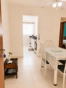 a kitchen and dining room with a table and chairs at Cantinho Xodó in Capitólio +4 photos