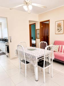 a dining room with a table and chairs at Cantinho Xodó in Capitólio