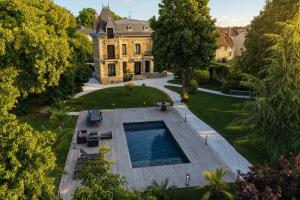 an aerial view of a house with a swimming pool at Maison de Maître en Champagne in Vitry-le-François