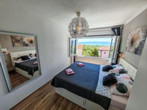 ein Schlafzimmer mit einem Bett und einem großen Spiegel in der Unterkunft Villa Infinity in Krk + 52 Fotos