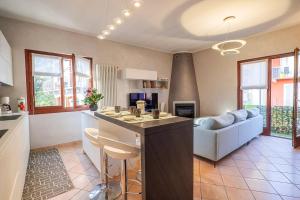 a kitchen and living room with a couch and a table at Casa Vacanza da Nicolo by Lago Reisen in Pallanza