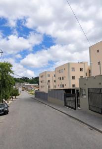 an empty street in a city with buildings at Cantinho Xodó in Capitólio