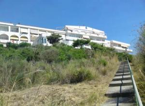 a building sitting on top of a hill next to a trail at Cielo e Mare in Scalea