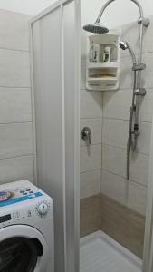 a bathroom with a washing machine and a shower at Cielo e Mare in Scalea