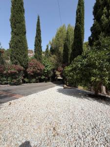 a gravel road in a park with trees and bushes at Casa Martens in Monda