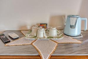 a table with a star napkin and a blender at La Quinta Decima Bioagriturismo in Fattoria Spedaletto