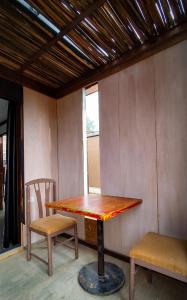 a table and two chairs in a room at Espacio modular privado in Coquimbo