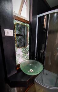 a bathroom with a green sink and a shower at Espacio modular privado in Coquimbo