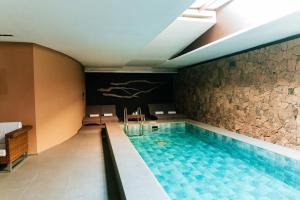 a swimming pool in a hotel room at Esplendor by Wyndham El Calafate in El Calafate