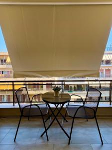 a table and two chairs in front of a window at Jo's cozy corner in Volos +30 photos