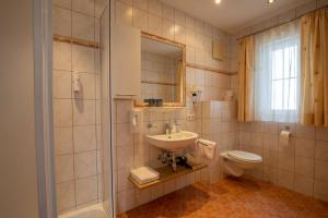 ein Badezimmer mit Waschbecken, Toilette und Dusche in der Unterkunft Klaushof in Ischgl + 50 Fotos