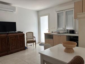 a living room with a tv and a kitchen at Casa Mezzana in Valle-di-Mezzana