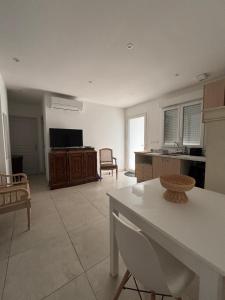 a large living room with a table and chairs at Casa Mezzana in Valle-di-Mezzana