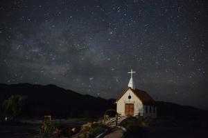 Eine Kirche unter dem Sternenhimmel mit einem Kreuz in der Unterkunft #3 Rancho Meling in Camalú