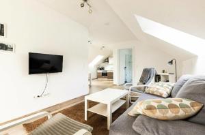 a living room with a couch and a table at Ferienwohnung Grüner Weg in Tecklenburg