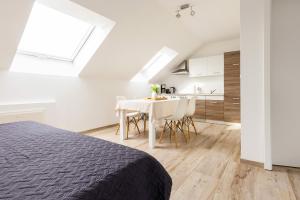 a bedroom with a bed and a table and a kitchen at Ferienwohnung Grüner Weg in Tecklenburg