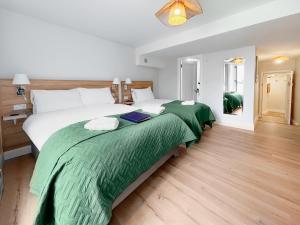 a large bedroom with two beds with green sheets at Madelines Accommodation in Tinahely +55 photos