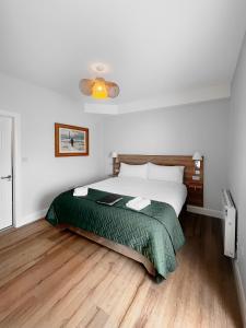 a bedroom with a bed and a ceiling fan at Madelines Accommodation in Tinahely