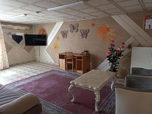 a attic room with a table and a desk at Gästehaus Gartenstraße 5 vom Central Hotel in Schwetzingen