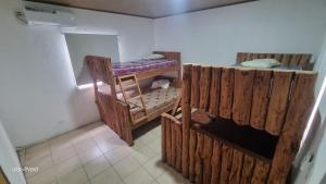 a room with two bunk beds and a window at Casa Troya in Nueva Gorgona