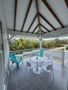 a patio with a table and chairs on a balcony at Freedom House in Le Diamant