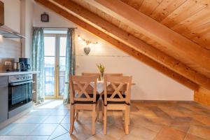 a kitchen with a table and chairs in a room at Kramerhof - Ferienwohnung Wallberg in Aufhofen +17 photos