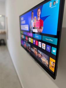 a television screen with a bunch of different websites at Suítes confortáveis próximo ao Sesc in Bertioga