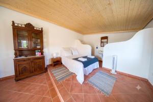 a bedroom with a bed and a wooden ceiling at Kochab Alentejo in Crato