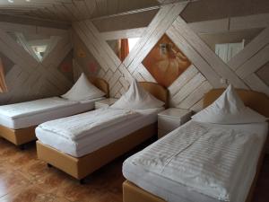 a room with two beds and a painting on the wall at Gästehaus Gartenstraße 5 vom Central Hotel in Schwetzingen
