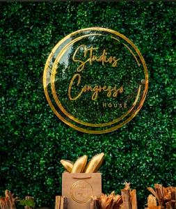 a bunch of bananas in a box on a green wall at Studios Congresso suites e Lofts Duplex in Brasília +34 photos