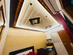 a dog in a camera in a room with a ceiling at Lakshman Guest House Ayodhya in Jāmb