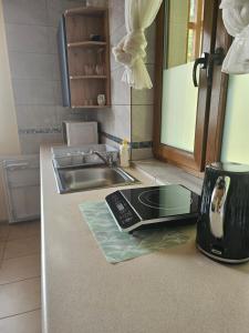 a kitchen counter with a sink and a microwave at KAPITAŃSKA 88 - 3 min pieszo do plaży in Chłopy