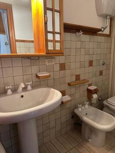 a bathroom with a sink and a toilet at Marea Chianalea in Scilla