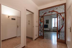 un pasillo vacío con una puerta y un espejo en Ve-nice Suite Canal Grande SC1979, en Venecia